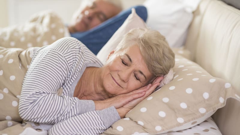 Cuál es la cantidad exacta de horas hay que dormir para prevenir el Alzheimer, según la medicina. Fuente: Freepik.
