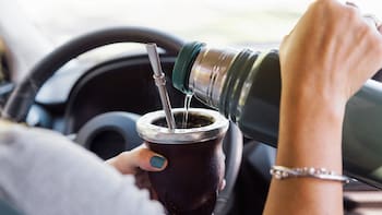 Adiós al mate: los lugares del país en los que te pueden multar por tomarlo mientras manejás