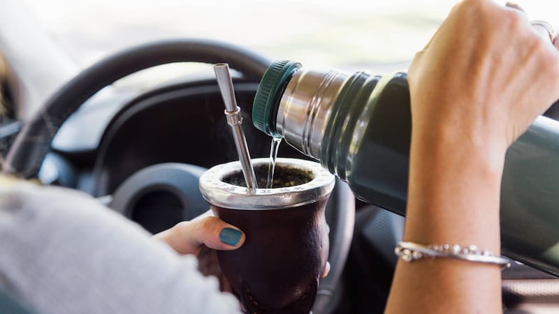 Cuáles son las multas por manejar y tomar mate (Fuente: Shutterstock).