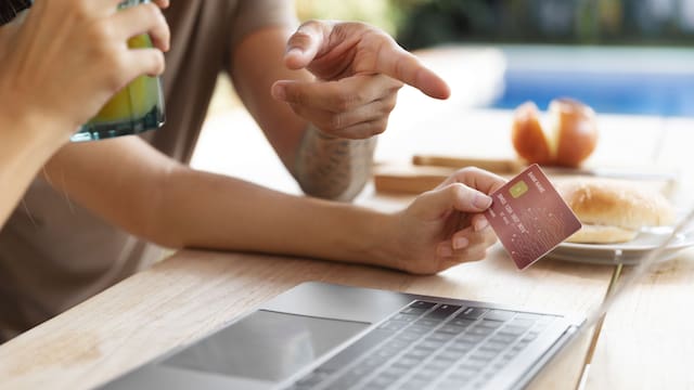 Cuando fallece el titular de una cuenta bancaria, ¿qué deben hacer los familiares para no heredar deudas con Hacienda?