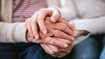 Cuando fallece el titular de una cuenta bancaria, ¿qué trámites se deben realizar para cancelarla?