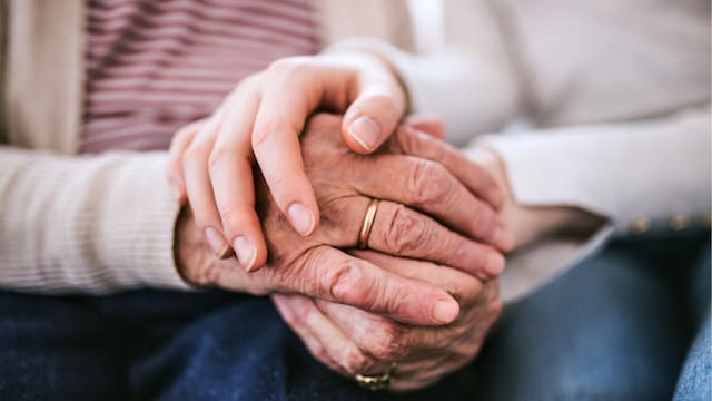 Cuando fallece el titular de una cuenta bancaria, ¿qué trámites se deben realizar para cancelarla?