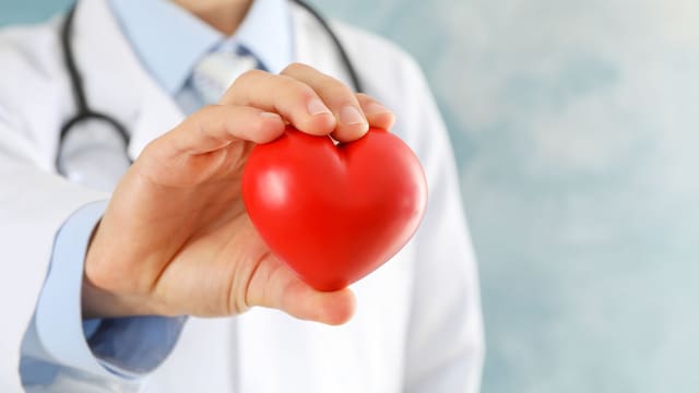 Un cardiólogo advierte de cómo afecta el estrés al corazón: “Uno de los principales síntomas por los que las personas acuden a una consulta”