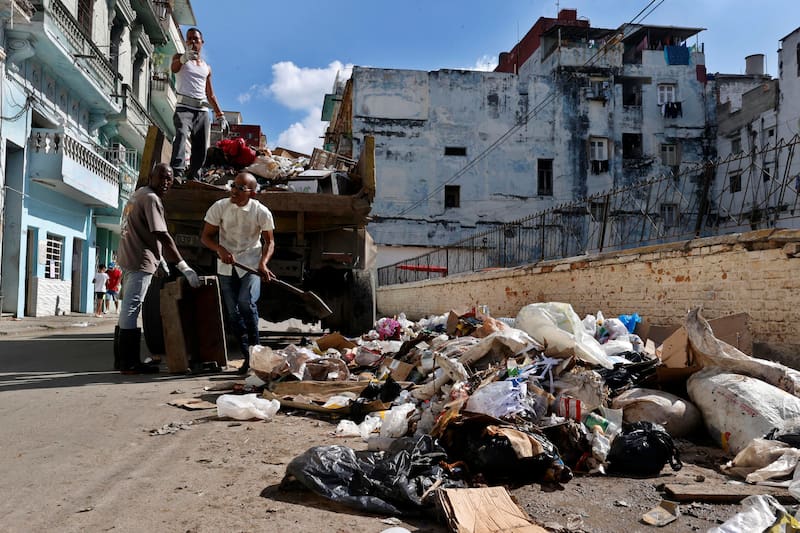ACOMPAÑA CRÓNICA CUBA CRISIS AME8917. LA HABANA (CUBA), 28/01/2026.- Fotografía que muestra un grupo de personas recogiendo basura en una calle, en La Habana (Cuba). Estos días, los montones de basura se suceden en casi cada esquina de la capital, según las autoridades, por los camiones averiados y, sobre todo, la falta de combustible, agudizada por el fin del suministro desde Venezuela tras la captura de su presidente, Nicolás Maduro. EFE/ Ernesto Mastrascusa