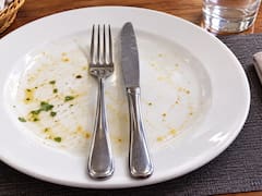 Qué significa dejar los cubiertos en paralelo sobre el plato y cuándo hay que hacerlo