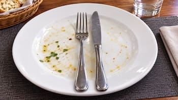 Qué significa dejar los cubiertos en paralelo sobre el plato y cuándo hay que hacerlo