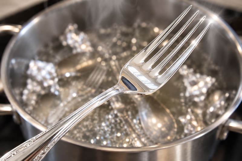This homemade cleaning method can help remove tarnish from silver cutlery using a few household ingredients and hot water.