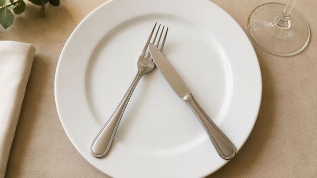 Qué significa formar un triángulo con los cubiertos y entrecruzarlos: cuándo hacerlo
