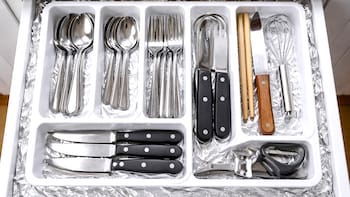 Poner a papel aluminio en el cajón de los cubiertos: para qué sirve y por qué lo recomiendan