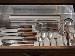 Cortar un trozo de papel aluminio y envolver los cajones de la cocina: por qué es tan efectivo y para qué sirve