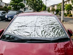 Cubrir el parabrisa del auto con papel aluminio: por qué recomiendan hacerlo y para qué sirve