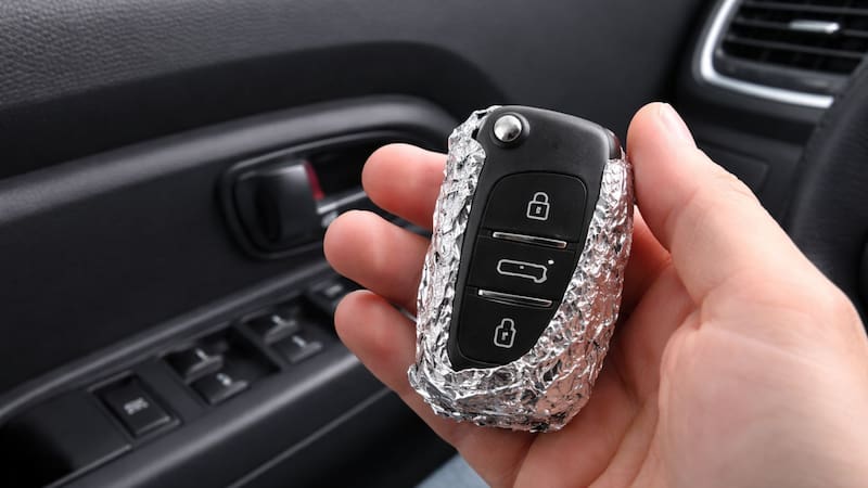 Cubrir las llaves del auto con papel aluminio