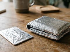 Cubrir las tarjetas de crédito y la billetera en papel aluminio: para qué sirve y por qué lo recomiendan