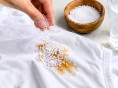 Cubrir con sal las manchas de la ropa: cuándo recomiendan hacerlo y cómo agregar agua con gas para que funcione