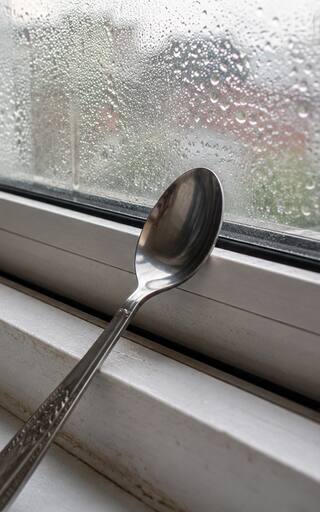Para qué sirve poner una cuchara en la ventana y por qué recomiendan hacerlo