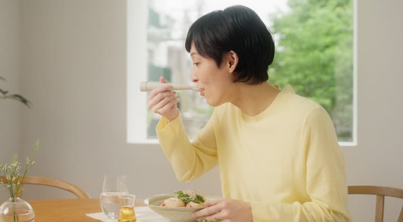La Electric Salt Spoon genera un circuito eléctrico que va desde la punta del utensilio hasta la boca del usuario.