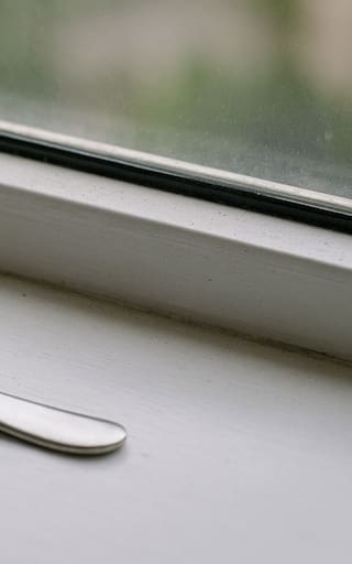 Colocar una cuchara en la ventana: por qué recomiendan hacerlo y para qué sirve