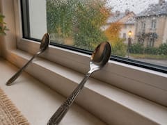 Colocar una cuchara en la ventana: para qué sirve y por qué recomiendan su uso