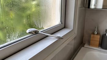 Poner una cuchara en la ventana del baño: para qué sirve y por qué lo recomiendan