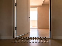 Poner diez cucharas en la puerta de entrada de casa: para qué sirve y por qué lo recomiendan