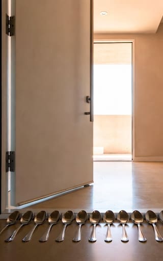 Poner diez cucharas en la puerta de entrada de casa: para qué sirve y por qué lo recomiendan