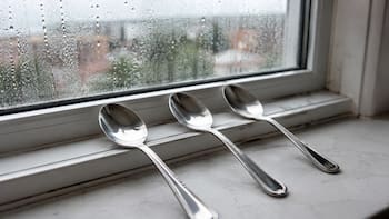 Poner tres cucharas en la ventana: para qué sirve y por qué recomiendan hacerlo