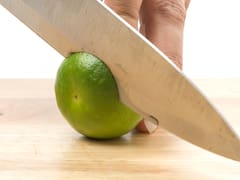 Cómo afilar un cuchillo de cocina en casa: el método rápido y sencillo para cortar con mayor seguridad