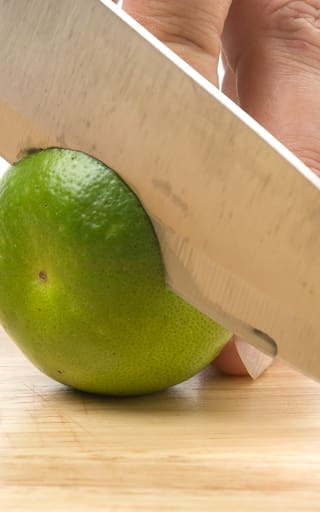 Cómo afilar un cuchillo de cocina en casa: el método rápido y sencillo para cortar con mayor seguridad