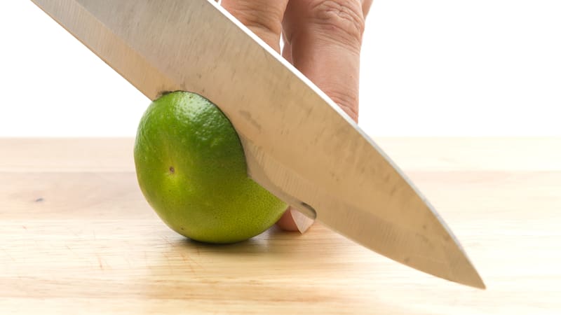 Un cuchillo correctamente afilado facilita diferentes tareas durante la preparación de alimentos.
