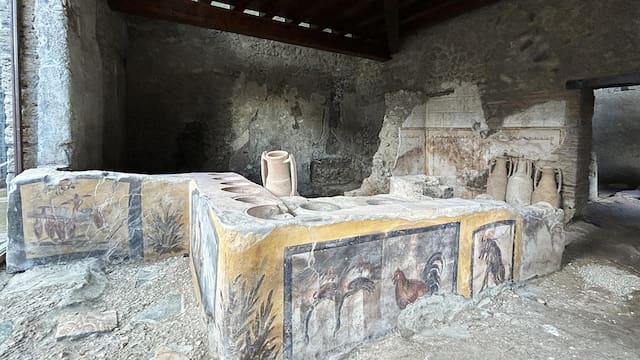 El hallazgo del siglo en Pompeya: descubren un cuenco egipcio usado en un antiguo local de comida rápida romano