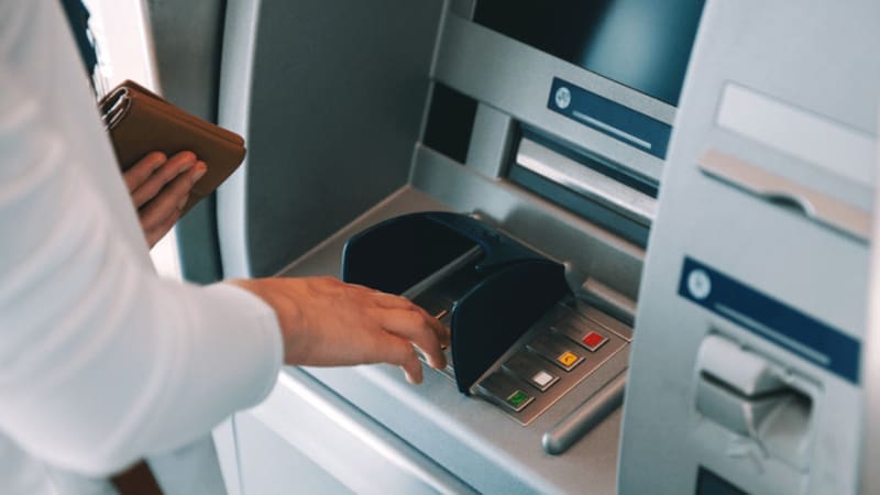 Oficial. El SAT controla cuenta por cuenta y embargará a quienes realicen estos cinco movimientos bancarios