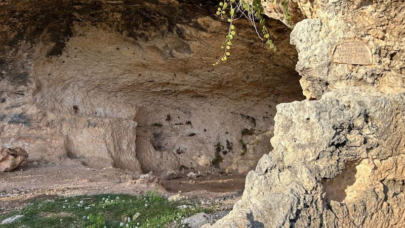 Descubren una cueva funeraria que podría revelar pistas inéditas sobre la vida y la muerte en la prehistoria.