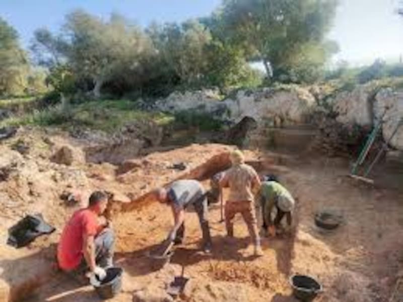 El hallazgo de la novena cueva funeraria podría ofrecer nuevos datos sobre las tradiciones de enterramiento y la construcción de estas estructuras.