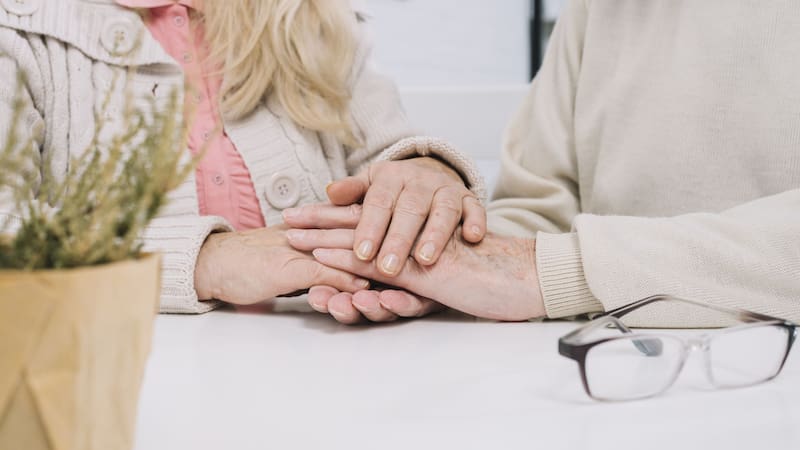 La ley incorpora la perspectiva de cuidados como obligación estatal y busca aliviar una carga histórica que durante décadas recayó casi exclusivamente sobre las mujeres. Fuente: FreePik