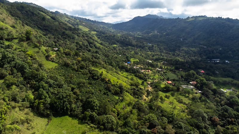A pocos kilómetros de Bogotá, un destino colombiano sorprende a los viajeros con paisajes de montaña, lagunas sagradas y pueblos llenos de historia.