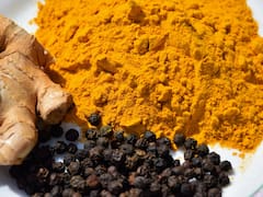 Para qué sirve mezclar cúrcuma y pimienta negra en pepitas: la receta ancestral que potencia su salud