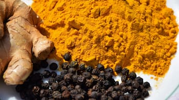 Para qué sirve mezclar cúrcuma y pimienta negra en pepitas: la receta ancestral que potencia su salud