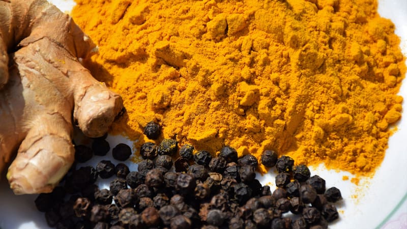 Tanto la pimienta negra como la cúrcuma son especias de oriente, de la India.