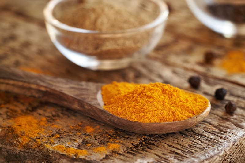 La combinación de cúrcuma y pimienta negra sirve principalmente como un potente antiinflamatorio y antioxidante natural.