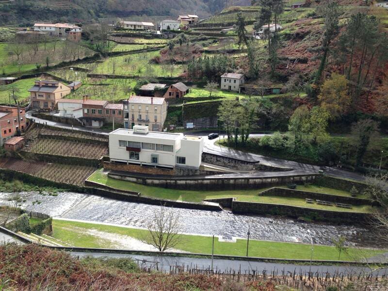 Descubre el pueblo más extraño de España: pertenece a dos provincias, tiene cuatro ayuntamientos y está dividido por tres ríos. (foto: Pexels).