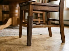 Colocar una media vieja en la pata de una silla: para qué sirve y por qué recomiendan hacerlo