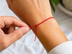 Usar una cinta roja en la muñeca: para qué sirve y por qué todos lo recomiendan