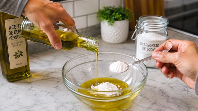 Mezclar aceite de oliva y bicarbonato de sodio: para qué sirve y por qué lo recomiendan