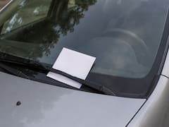 Qué significa encontrar un papel blanco en el parabrisas del auto y por qué es importante saber cómo actuar