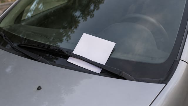 Qué significa encontrar un papel blanco en el parabrisas del auto y por qué es importante saber cómo actuar