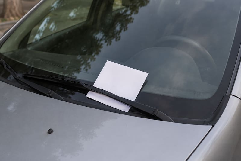 Es ilegal circular con carteles que bloqueen la visibilidad del conductor.