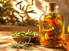 Mezclar aceite de oliva, romero y cáscara de naranja: para qué sirve y por qué lo recomiendan