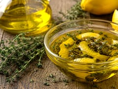 Aceite de oliva, tomillo y cáscaras de limón: para qué sirve mezclarlos y por qué lo recomiendan
