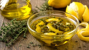 Aceite de oliva, tomillo y cáscaras de limón: para qué sirve mezclarlos y por qué lo recomiendan
