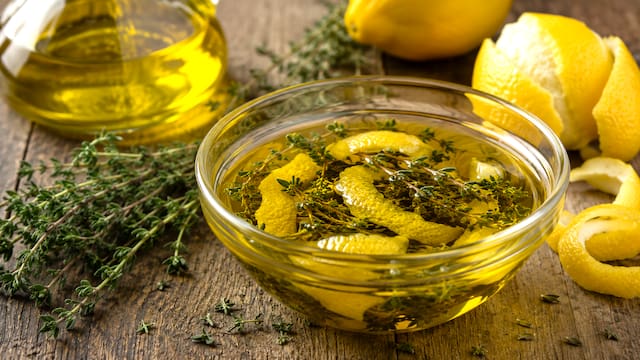 Aceite de oliva, tomillo y cáscara de limón: para qué sirve mezclarlos y por qué lo recomiendan